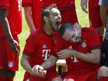 En la fotografía oficial de equipo del Bayern de Munich, Rafinha bromea con Franck Ribery ante las cámaras.
