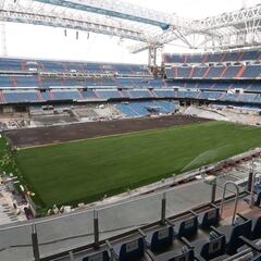 El Bernabéu avanza y ya tiene césped: así colocan el terreno a nada de que vuelva el fútbol