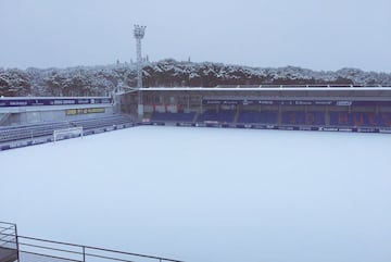 La nieve tiñe de blanco los estadios del fútbol español