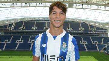 Óliver Torres posa con la camiseta del Oporto en Do Dragao.
