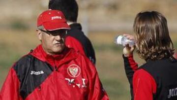<b>TENSIÓN. </b>La plantilla sevillista se entrenó ayer durante dos horas.