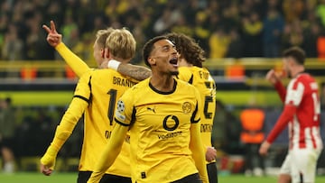 DORTMUND (Germany), 01/10/2025.- Felix Nmecha of Dortmund (R) celebrates the 4-1 goal scored by teammate Julian Brandt (L, partially seen) during the UEFA Champions League league phase match between Borussia Dortmund and Athletic Club in Dortmund, Germany, 01 October 2025. (Liga de Campeones, Alemania) EFE/EPA/FRIEDEMANN VOGEL