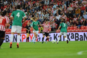 Hasta en cinco ocasiones ha disputado la Champions el Athletic Club, en todas ellas fue Campeón de Liga. El debut fue en la temporada 2003/2004, pero como quedaron segundas de grupo (estaban en el grupo 7 de la segunda ronda) no pasaron a la siguiente. En la temporada 2004/2005 consiguió sus mejores resultados a nivel goleador, con goleadas como el 10-3 contra el Crusaders Newtonwnabbey Strikers, pero pese a ello, no consiguieron pasar de la segunda ronda. En las temporadas 2005/2006 y 2007/2008, el conjunto bilbaíno no consiguió pasar de las rondas preliminares. Su última participación en la competición europea fue en la temporada 2016/2017. En dieciseisavos se enfrenó al Fortuna Hjørring, al que ganaron 2-1 en la ida. Pero en el partido de vuelta, las danesas remontaron, ganaron 3-1 y el Athletic quedó eliminado.