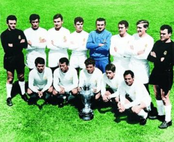 El 11 de mayo de 1966 el Real Madrid ganó su sexta Copa de Europa tras vencer por 2-1 en la final al Partizán. En la imagen, el once de la final. De pie, de izquierda a derecha: Araquistáin, Pachín, De Felipe, Sanchís, Miguel Muñoz, Pirri, Zoco y Betancort. Abajo: Serena, Amancio, Grosso, Velázquez y Gento. En esta histórica instantánea el Real Madrid posa con dos porteros puesto que el titular durante toda la competición, el canario Betancort, no pudo disputar la final al resultar lesionado en el partido de ida de las semifinales ante el Inter. Debido a ese contratiempo, el titular en Heysel fue Araquistáin. 