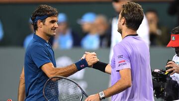 Roger Federer saluda a Stan Wawrinka tras la disputa del partido.