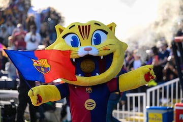 Cat saludando a aficionados blaugranas antes del partido entre el FC Barcelona y la UD Las Palmas.