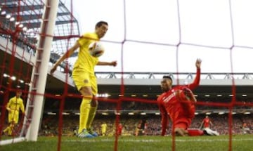 Villarreal's Bruno turns the ball into his own net Min.6. 1-0.