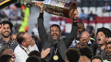Botafogo's Portuguese head coach Artur Jorge lifts the trophy next to his players as they celebrate after winning the Copa Libertadores final football match between Brazilian teams Atletico Mineiro and Botafogo at the Mas Monumental Stadium in Buenos Aires on November 30, 2024. (Photo by Luis ROBAYO / AFP)