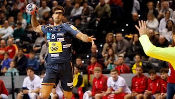 El jugador español Antonio Serradilla lanza a la portería eslovaca, durante el partido entre España y Eslovaquia con el que arranca el Torneo Internacional de Balonmano que se disputa en el Navarra Arena.