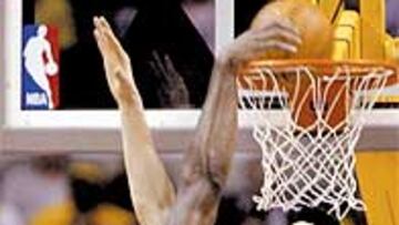 <b>TERREMOTO.</b> Shaquille estampa ese recado colosal en plena cara de Yao Ming: a 2.26 de altura.