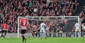 Doble ocasión de gol para el Girona en el minuto 95. Primero Unai Simón salva un tiro de Savinho y luego John Solís dispara desde la frontal para que Daniel Vivian, en la línea de gol, desvíe con la cabeza y evite el gol del empate del Girona.