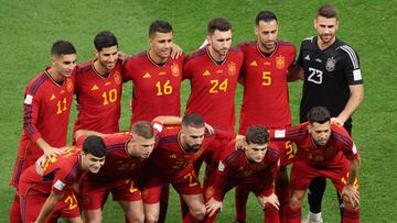 El once de Espa?a. De pie: Ferran Torres, Marco Asensio, Rodrigo Hern¨¢ndez, Aymeric Laporte, Sergio Busquets y Unai Sim¨®n. Agachados: Pedri, Dani Olmo, Dani Carvajal, Gavi y Jordi Alba.
