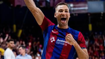 Pito celebra un gol con el Barça.