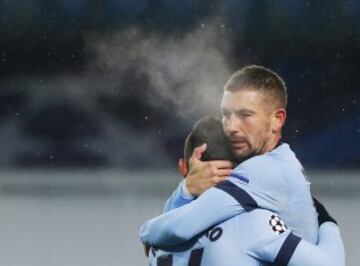 Alexander Kolarov abraza a Sergio Agüero.