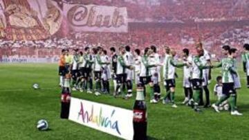 <b>AMBIENTAZO. </b>Jugadores del Sevilla y del Betis saludándose en el Pizjuán en un gran ambiente.