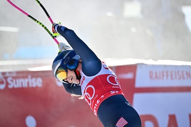 Lindsey Vonn, del equipo estadounidense, celebra durante el descenso femenino de la Copa del Mundo de Esquí Alpino Audi FIS el 13 de diciembre de 2025 en St Moritz, Suiza.