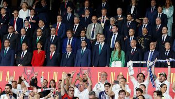 SEVILLA, 06/05/2023.- El Rey Felipe VI (5d-abajo) acompañado por la infanta Sofía (4d-abajo), el presidente de la Junta de Andalucía, JuanMa Moreno (6d-abajo), el ministro de Cultura y Deportes Miquel Iceta (7d-abajo), Luis Rubiales, presidente de la RFEF (3d-abajo), los presidentes de Osasuna y Real Madrid, Luis Sabalza (2d) y Florentino Pérez (d) respectivamente junto a otras personalidades ocupan el palco de honor durante el partido final de la Copa del Rey que disputan hoy sábado Real Madrid y Osasuna en el estadio de La Cartuja de Sevilla. EFE/ Julio Munoz