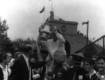 Manolo Santana levantando el trofeo de ganador del Abierto de Estados Unidos en 1965