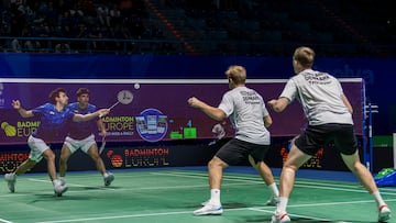 Los españoles Rubén García y Carlos Piris devuelven el volante a los daneses Daniel Lundgaard y Mads Vestergaard.