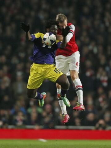 Wilfried Bony y Per Mertesacker.