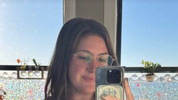 Una mujer compra un jersey de rebajas y no puede creer lo que ve cuando se lo prueba en casa: “Eso terminó de convencerme”