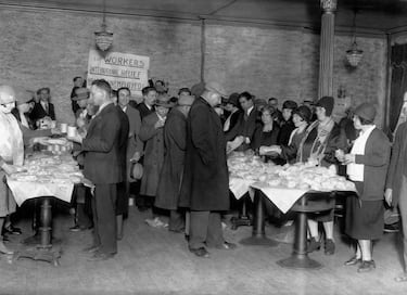 Aunque la Gran Depresión estalló formalmente en 1929, en 1928 ya se sentían algunos de los primeros síntomas de la crisis económica que afectaría a todo el mundo en los años siguientes. Los precios de las acciones comenzaron a caer y la economía estadounidense comenzó a desacelerarse.