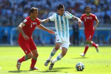 Angel di Maria y Jalal Hosseini durante el partido Argentina-Irán, del Grupo F del Mundial de Fútbol de Brasil 2014, que se disputa en el Estadio Mineirão.