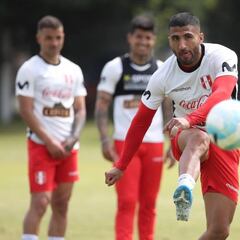 Josepmir Ballón se mete en el once de la selección peruana