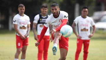 Josepmir Ballón se mete en el once de la selección peruana