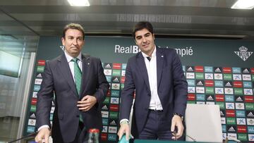 López Catalán, a la izquierda, junto al presidente Ángel Haro.