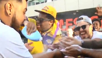 La afición de los Lakers celebró en el Staples la llegada de LeBron James.