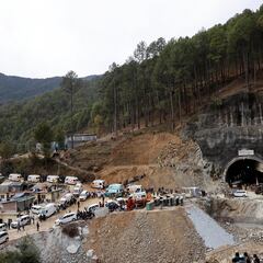 Rescatan a los 41 obreros atrapados a 57 metros de profundidad en la India