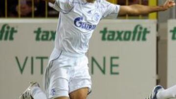 Raúl celebra uno de los tantos de la victoria del Schalke