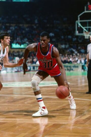 Bernard King de los Washington Bullets durante un partido en 1988 contra los Boston Celtics