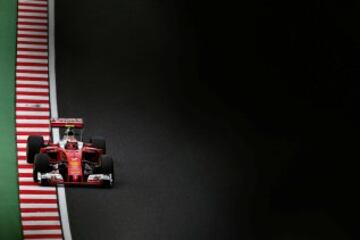 Raikkonen, piloto de Fórmula 1 de Ferrari, parece que está empñado en salirse de la calzada a pesar de que va sól.o