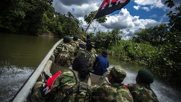 Last Of The Cold Warriors, ELN Guerrillas Are Oiling Their Weapons. -  National Liberation Army (ELN) guerrillas patrol the waters of the San Juan River near a remote village in Choco Department, Colombia, on Saturday, Nov 18, 2017. The Cold War ended a quarter of a century ago, and the biggest guerrilla army in the Americas, the FARC, finally handed in its weapons this year. Yet the FARC's smaller rival, the ELN, is still on a war footing. Photographer: Ivan Valencia/Bloomberg