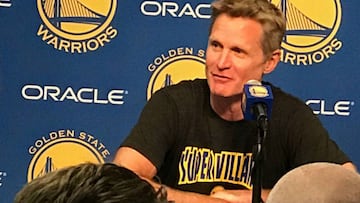 Kerr sale a rueda de prensa con una camiseta de 'Supervillanos'