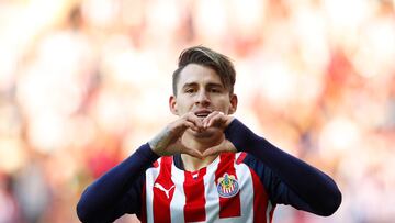 GUADALAJARA (MÉXICO), 08/05/2022.- Cristian Calderón de Chivas celebra una anotación ante Pumas hoy, durante un partido de reclasificación del torneo clausura 2022 de la liga de fútbol mexicano disputado, en el Estadio Akron, en Guadalajara, Jalisco (México). EFE/ Francisco Guasco