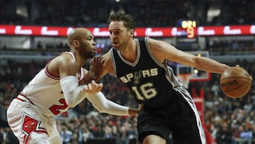 CHI09. CHICAGO (IL, EE.UU.), 08/12/2016.- El jugador de Spurs Pau Gasol (d) conduce el balón ante la marca de Taj Gibson (i), de Bulls, hoy, jueves 8 de diciembre de 2016, durante un partido entre Bulls y Spurs por la NBA en el United Center de Chicago, Illinois (EE.UU.). EFE/Kamil Krzaczynski
