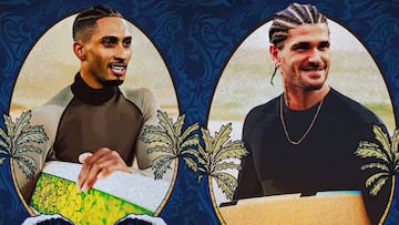 Raphinha y De Paul con una tabla de surf