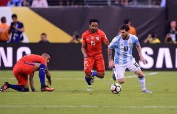 Lionel Messi ante Jean Beausejour y Arturo Vidal.