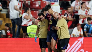 Soccer Football - LaLiga - Rayo Vallecano v FC Barcelona - Campo de Futbol de Vallecas, Madrid, Spain - August 27, 2024 FC Barcelona's Marc Bernal receives medical attention after sustaining an injury REUTERS/Violeta Santos Moura
