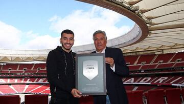 Cacho Heredia le entrega la &Aacute;ngel Correa la placa de los 200 partidos en el Atl&eacute;tico.