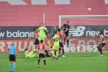 No encontraba la rendija el Atlético, y lo acaba haciendo a balón parado. Botó Koke el córner al primer palo y allí emergió Savic para peinar y elevar lo justo el balón por encima de Unai Simón.