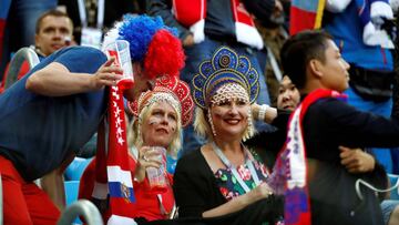MUN16-78. SAN PETERSBURGO (RUSIA), 19/06/2018.- Aficionados rusos durante el partido Rusia-Egipto, del Grupo A del Mundial de Fútbol de Rusia 2018, en el Estadio de San Petersburgo de San Petersburgo, Rusia, hoy 19 de junio de 2018 (RUSSIA SOCCER F