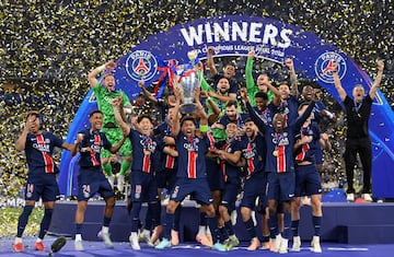 Los jugadores del Paris Saint-Germain celebran la victoria tras ganar la final de la UEFA Champions League entre el Paris Saint-Germain.