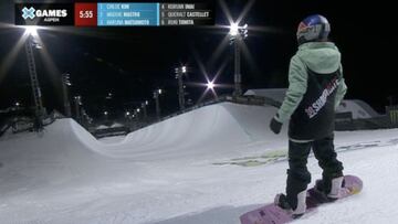 La rider Queralt Castellet, con su tabla de snowboard rosa, preparada para hacer el drop en el halfpipe de los X Games de Aspen (Colorado, Estados Unidos) el 30 de enero del 2021. De noche. 