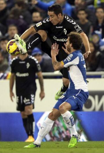 El centrocampista del RCD Espanyol José Alberto Cañas lucha un balón con el delantero del SD Eibar Saúl Berjón, durante el partido de la decimo séptima jornada de Liga de Primera División