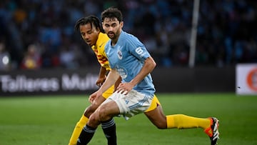 Luca de la Torre conduce el balón en presencia de Jules Koundé durante el partido disputado frente al Barcelona en Balaídos.