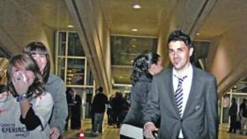 <b>EMOCIÓN. </b>Aficionadas del Valencia recibieron con ilusión ayer la llegada de Villa y sus compañeros.